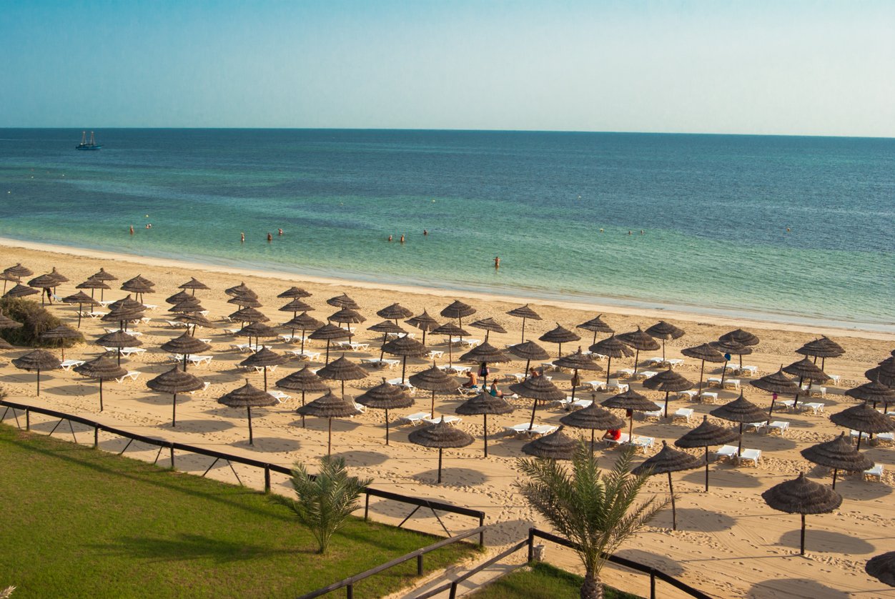 Sommerurlaub auf Djerba (Tunesien) 1 Woche im guten Club Hotel mit All Inclusive, Flug, Transfer & Zug z. Flug für 298€