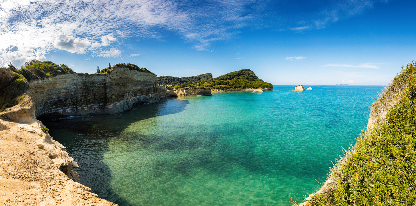 Lastminute Korfu Urlaub 1 Woche im guten Beach Hotel mit Halbpension, Flügen, Zug zum Flug und Transfer für 354€