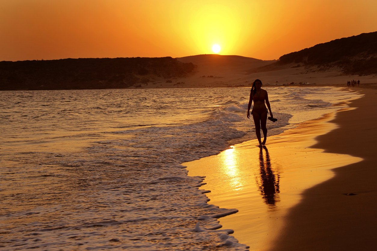 Frau an einem einsamen Strand auf Fuerteventura