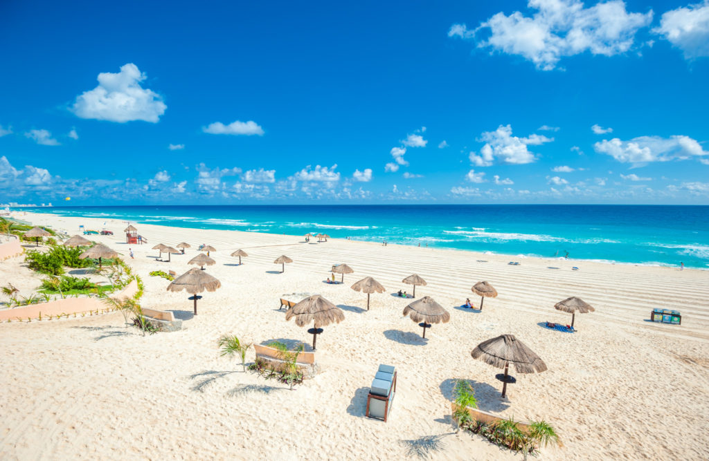Ein weißere Strand in Cancun im März