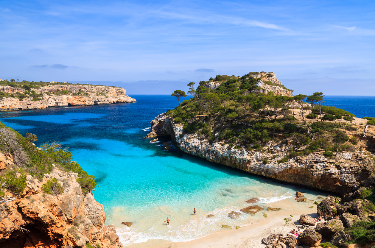 Mallorca Reiseführer kleiner Strand an Klippen