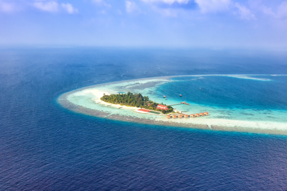 Die Insel Maayafushi auf den Malediven aus der Vogelperspektive