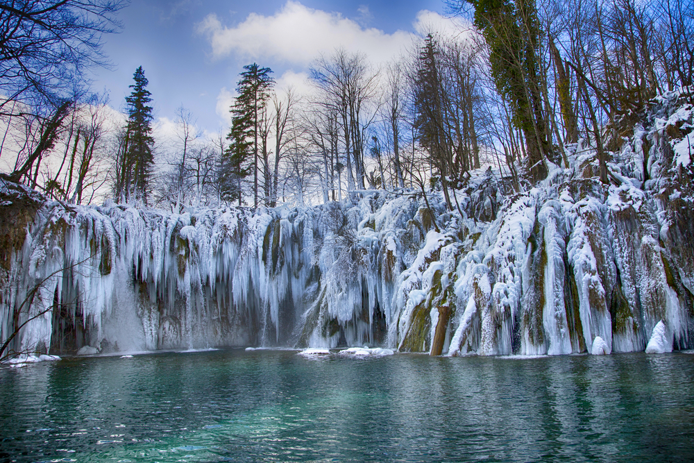 Plitvicer Seen Im Winter Mit Hohen Schnee Stockfotografie Alamy