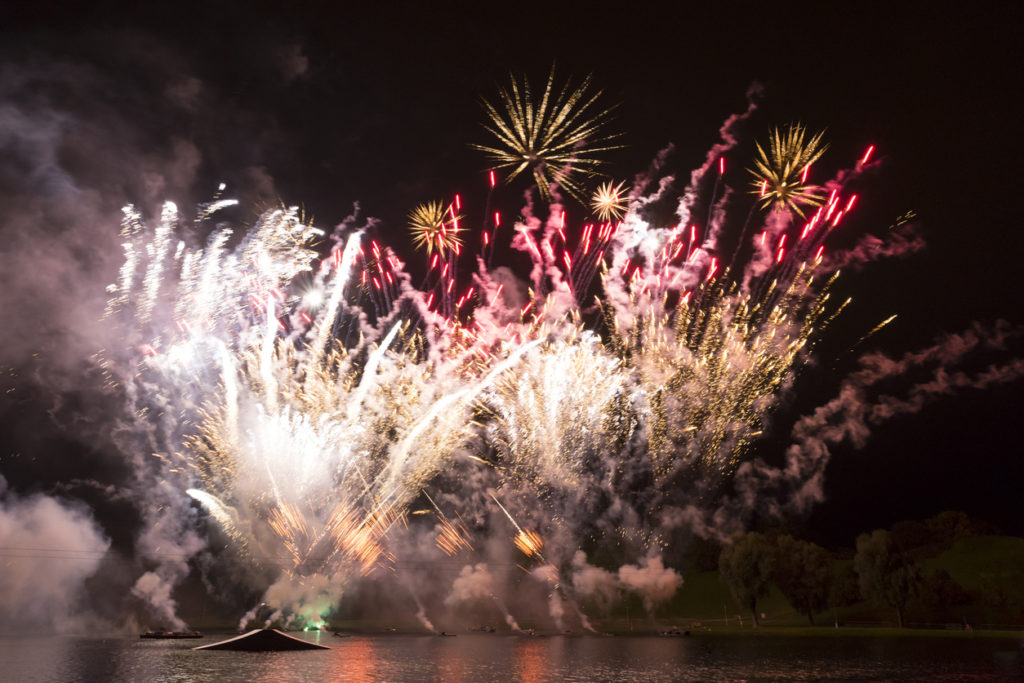 Feuerwerk über dem See im Olympiapark, München