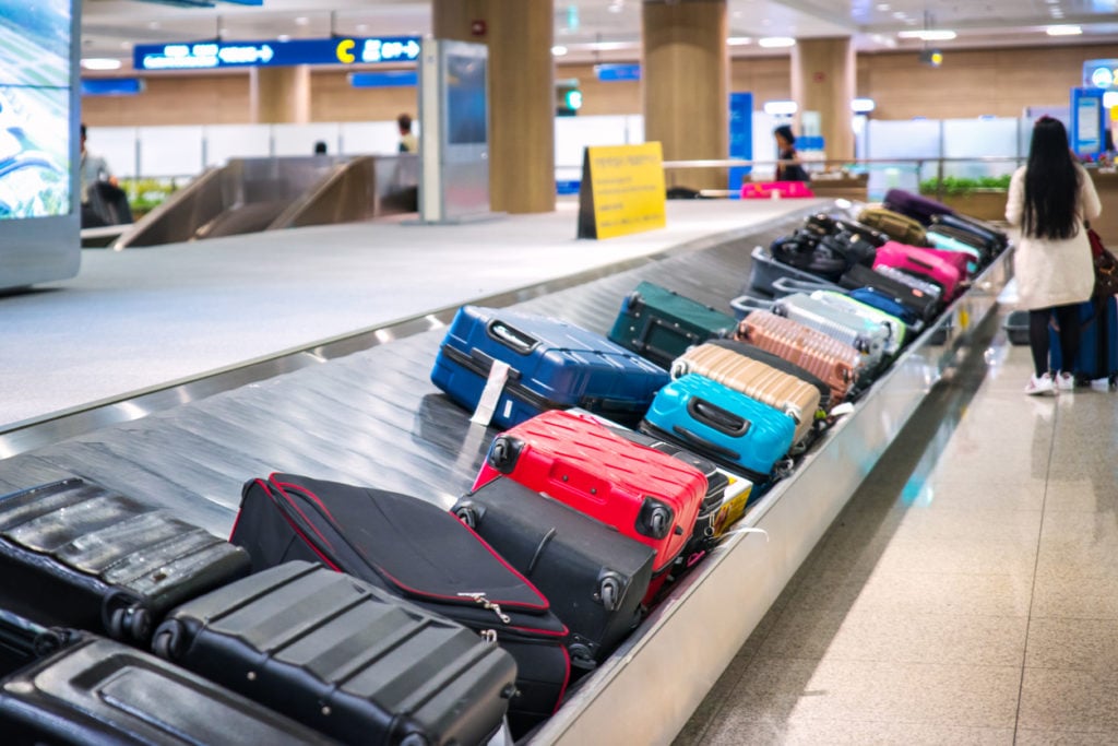 Gepäckband mit vielen Koffern