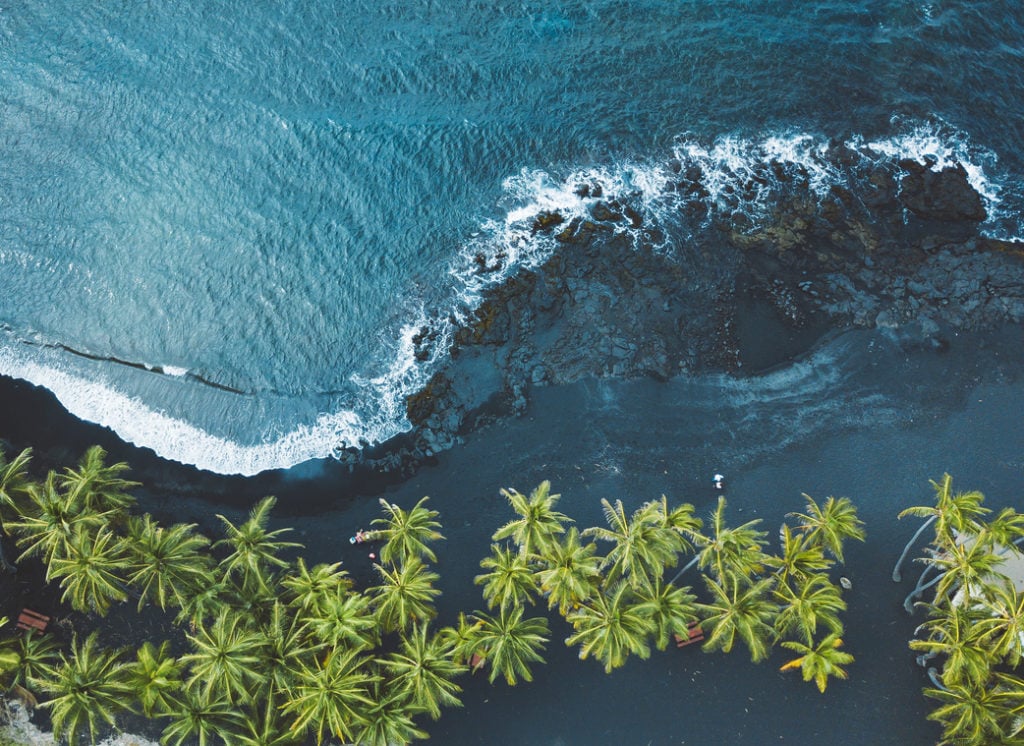 Schwarze Sandstrand auf Hawaii