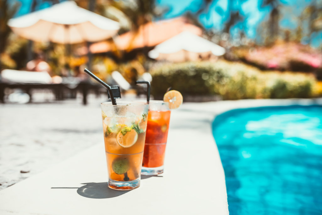 Cocktail am Pool trinken