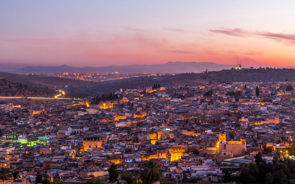 Fes bei Abenddämmerung, Marokko - Urlaubsziel für den Sommer 2020