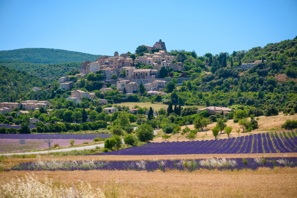 Stadt Saint-Saturnin-lès-Apt in der Provence, Frankreich