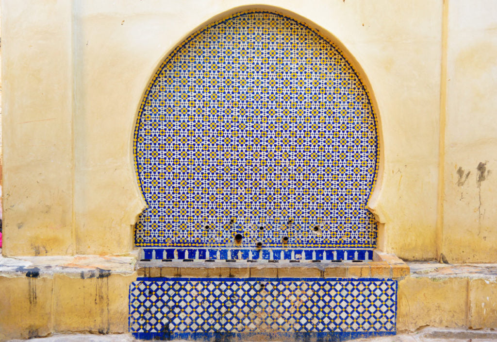 Typischer Trinkbrunnen in der Medina von Fes, Marokko