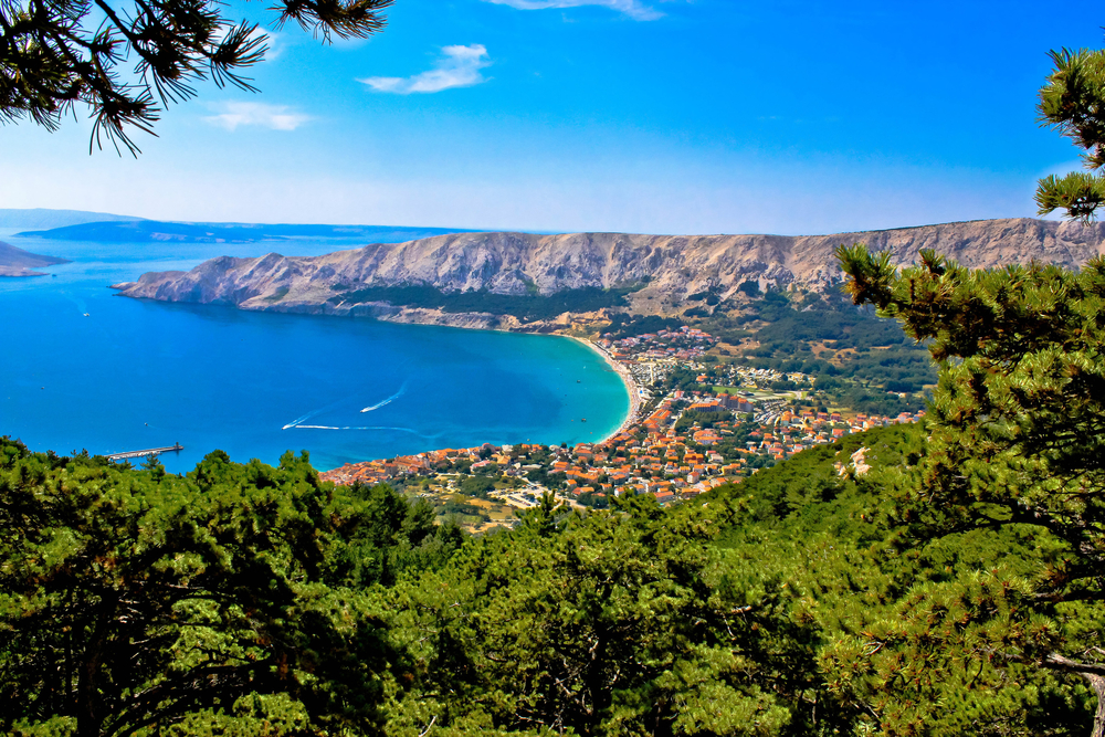 Blick auf den Ort Baska, Insel Krk, Kroatien