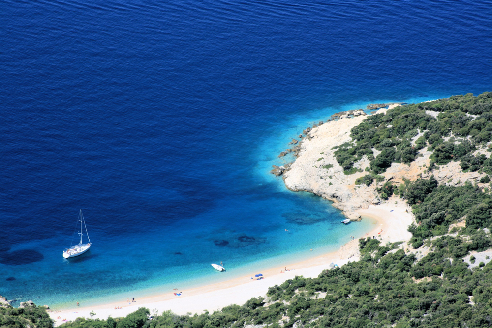 Strand auf Cres, Kroatien