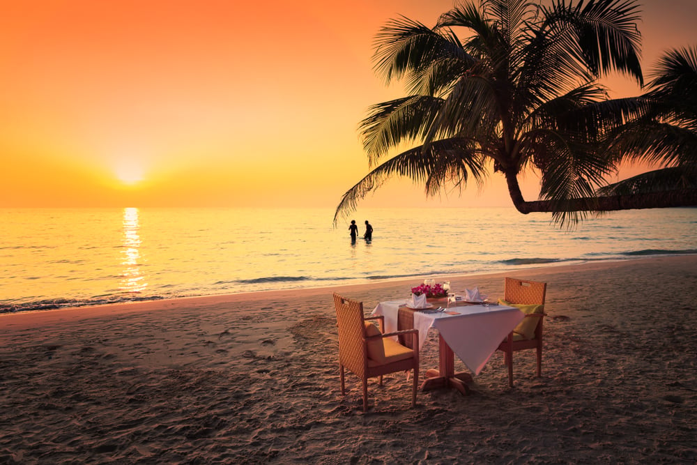 Romantisches Dinner am Strand auf Bali