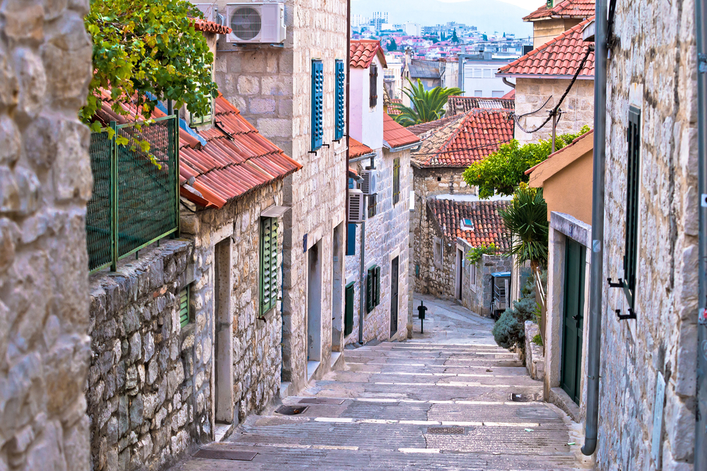 Typische Gassen in Split und traditionelle Steinhäuser, Kroatien