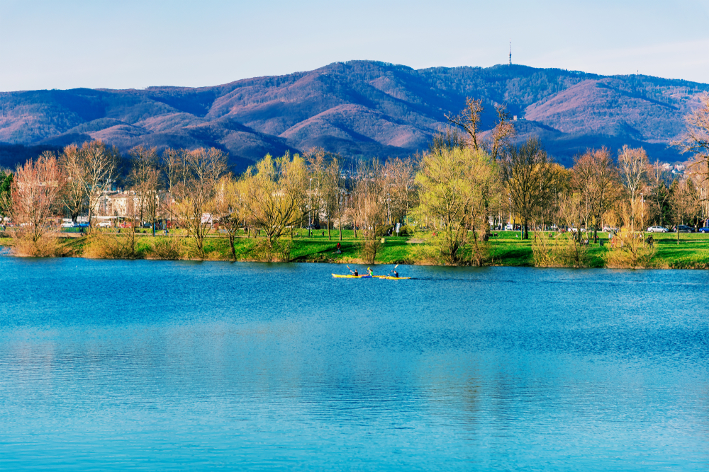Jarun See mit Blick auf den Gebirgszug Medvednica
