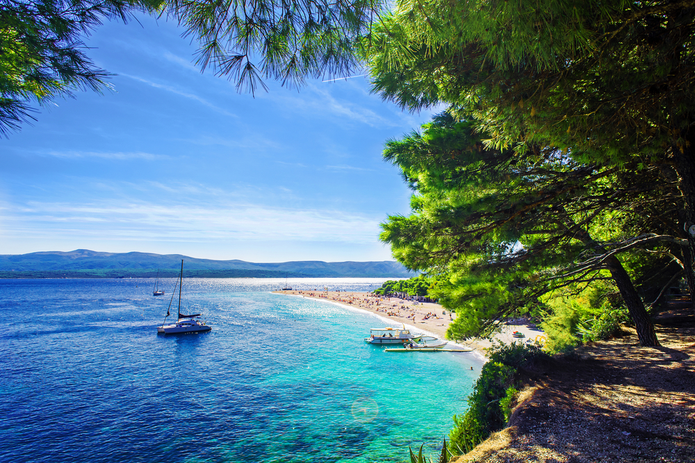 Aussicht auf den Strand Zlatni Rat auf der Insel Brac, Kroatien