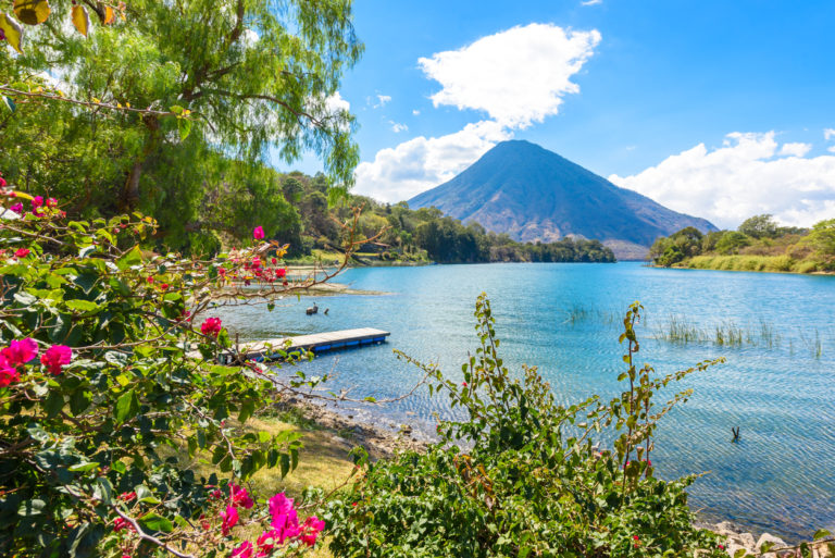 Atitlan See mit Blick auf den Vulkan San Pedro in Gutaemala