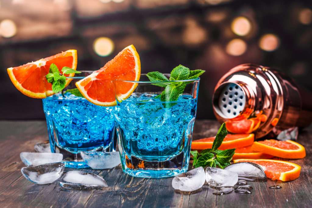Cocktails mit blauem Curacao Likör