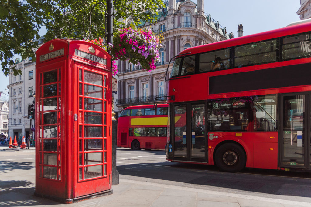 Typische rote Doppeldeckerbusse in London