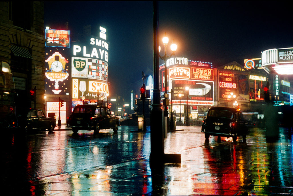 Piccadilly Circus bei Regen im 20. Jahrhundert