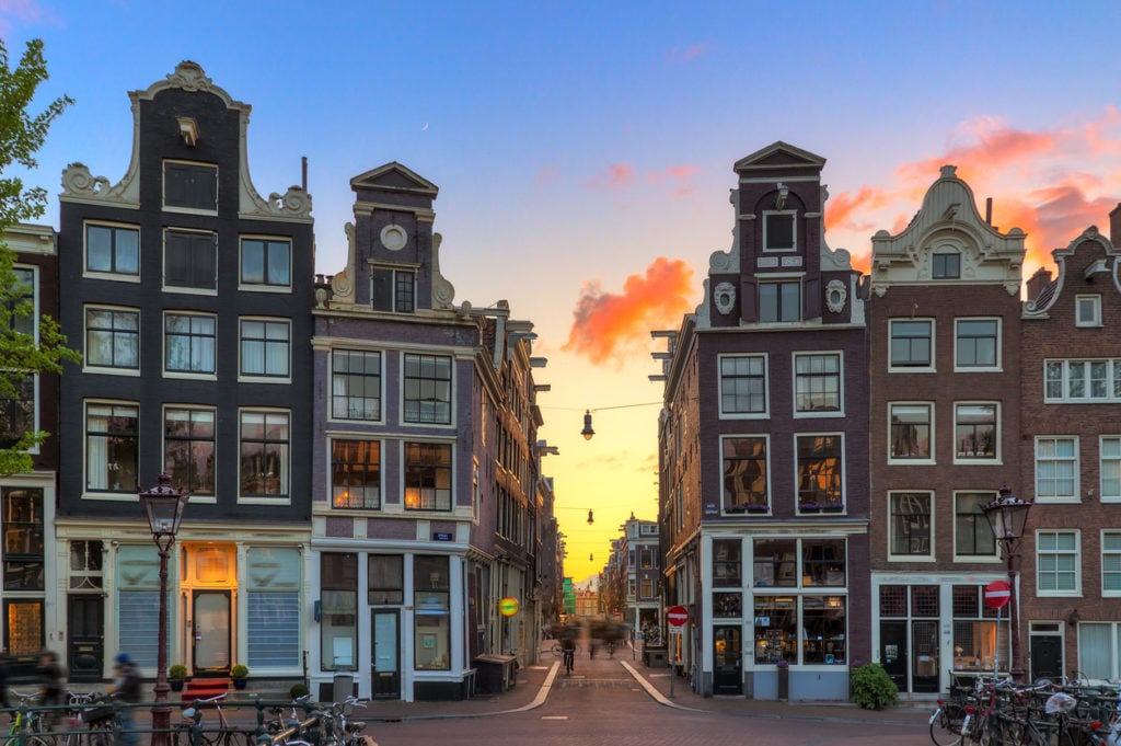 Sonnenuntergang in den Straßen Amsterdams