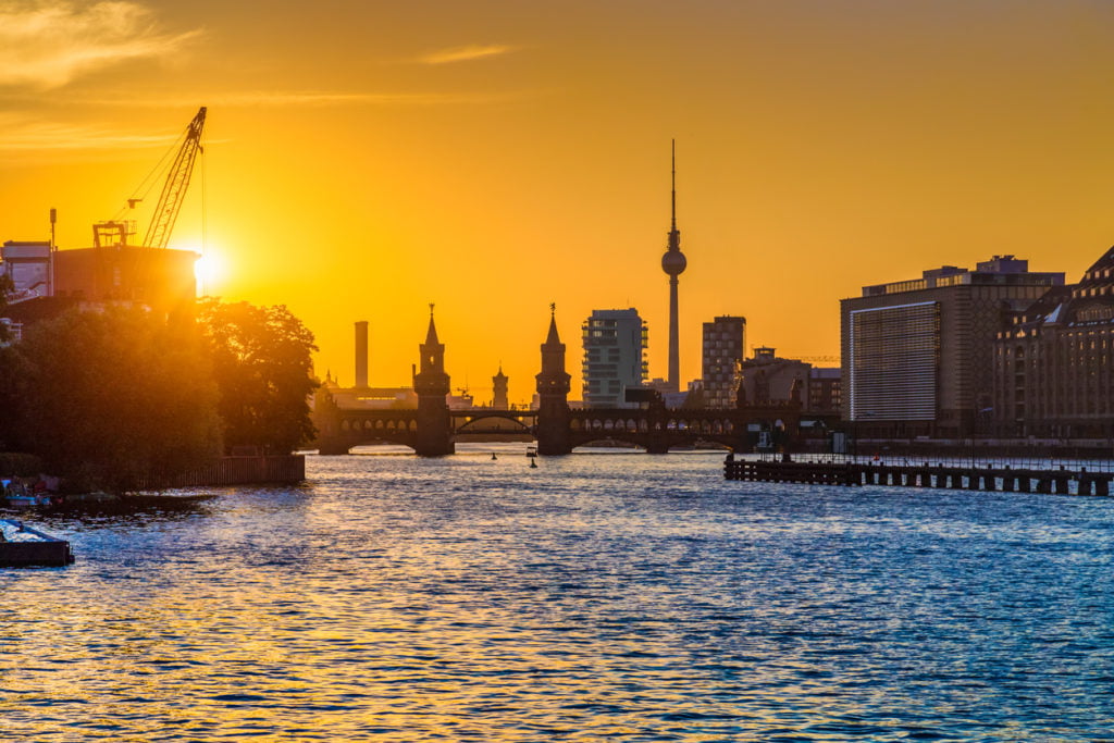 Sonnenuntergang mit Berliner Skyline im Hintergrund