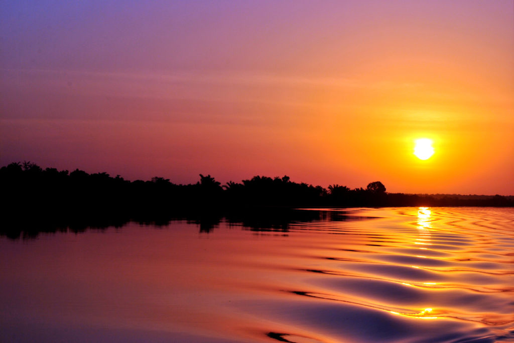 Atemberaubender Sonnenuntergang am Gambia Fluss