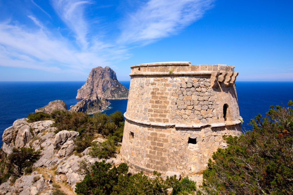 Torre d'es Savinar mit Felseninsel Es Vedra im Hintergrund