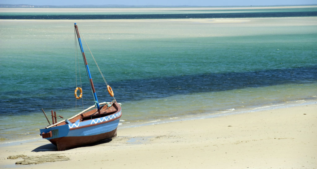 Fischerboot an einem Strand von Mosambik