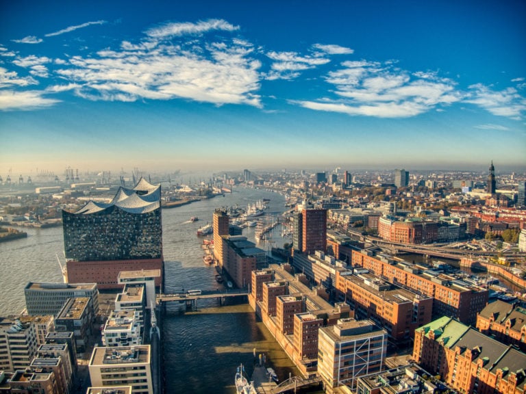 Hamburger Elbphilharmonie und Hafen