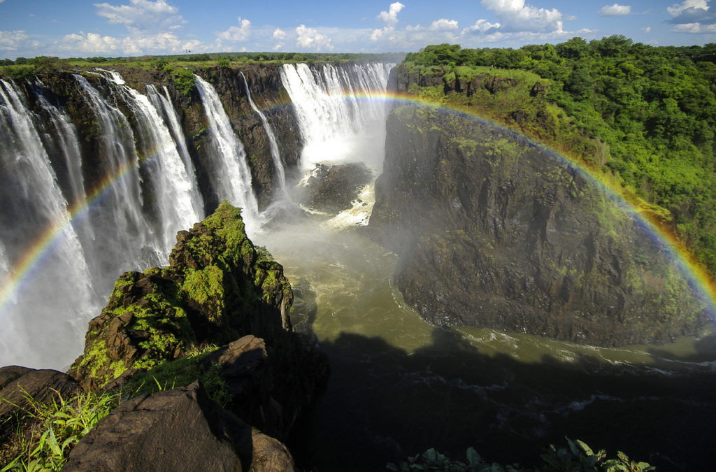 Regenbogen über den Viktoriafällen in Simbabwe