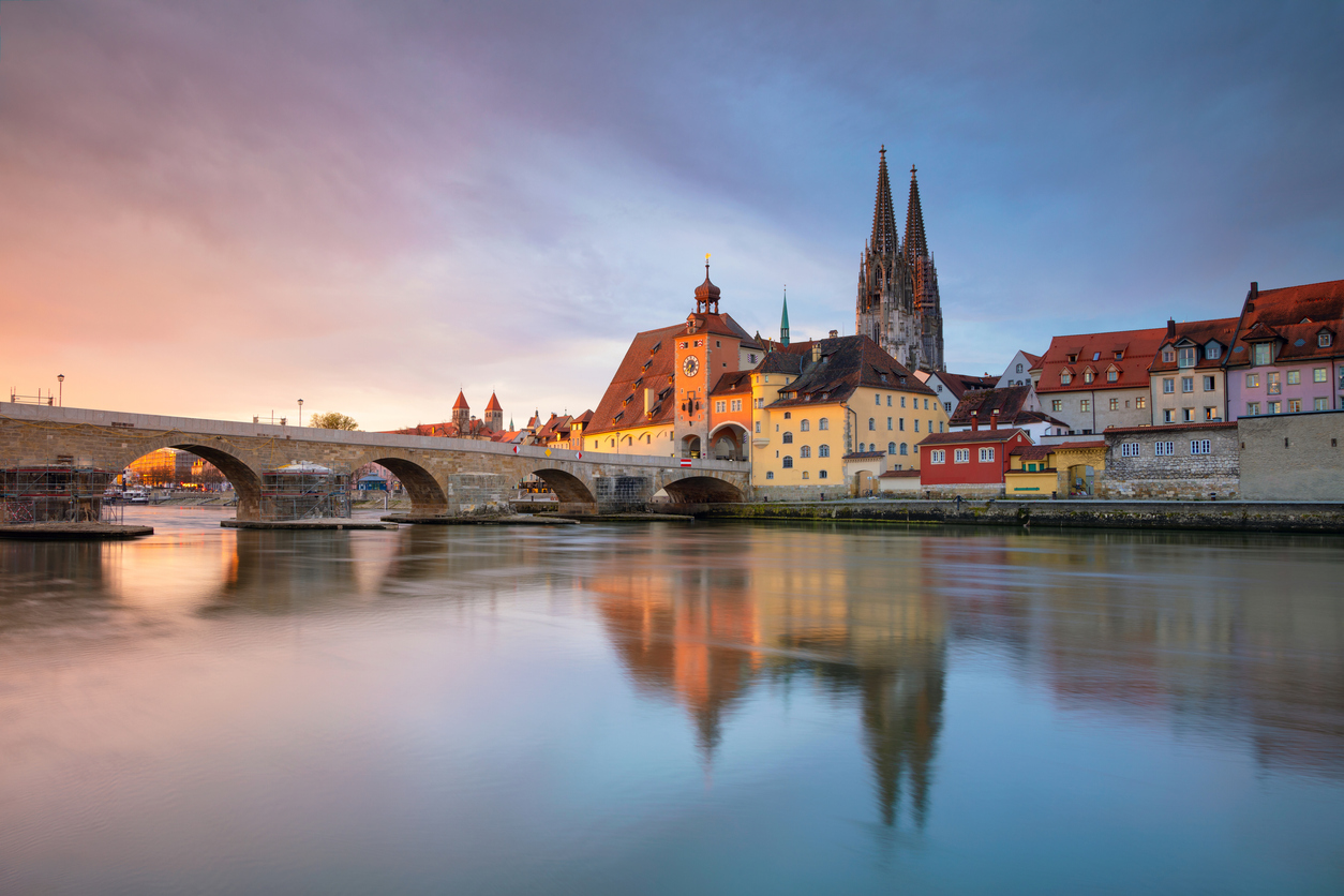 Regensburg bei Abenddämmerung, Deutschland