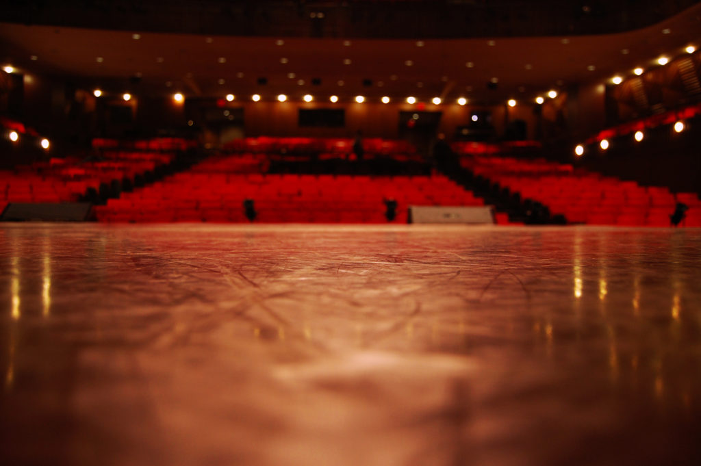 Rote Sitze in einem Theatersaal