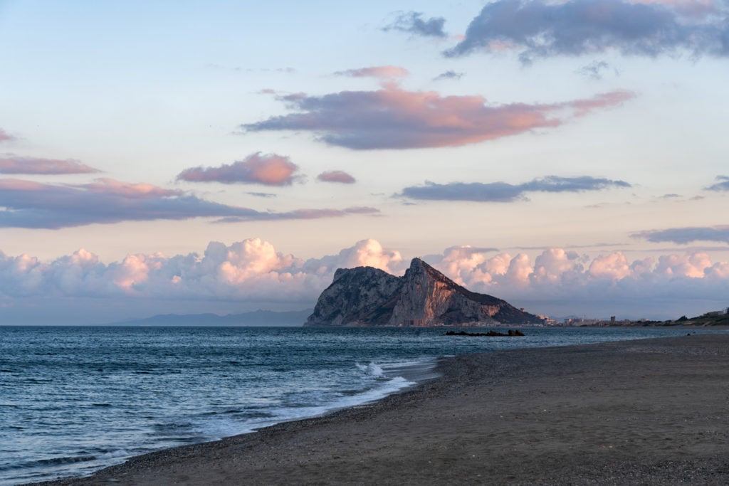 Strand nahe des Affenfelsen von Gibraltar bei Sonnenuntergang