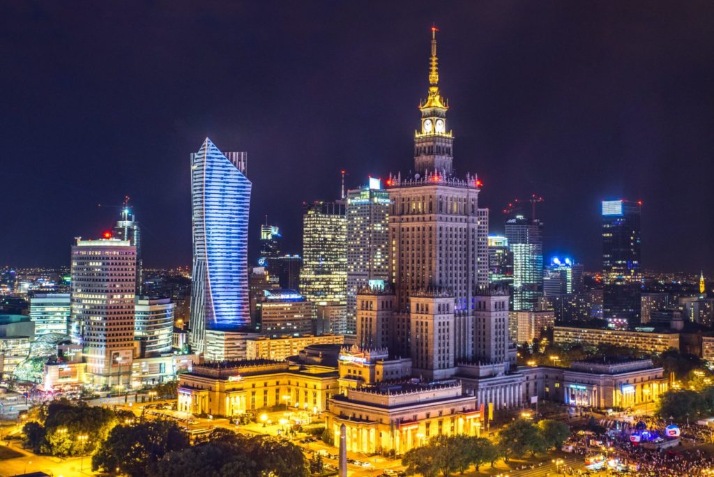 Die Skyline von Warschau bei Nacht