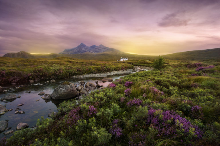 Farbenfroher Sonnenuntergang in Schottland mit Blick auf den Sligachan Fluss