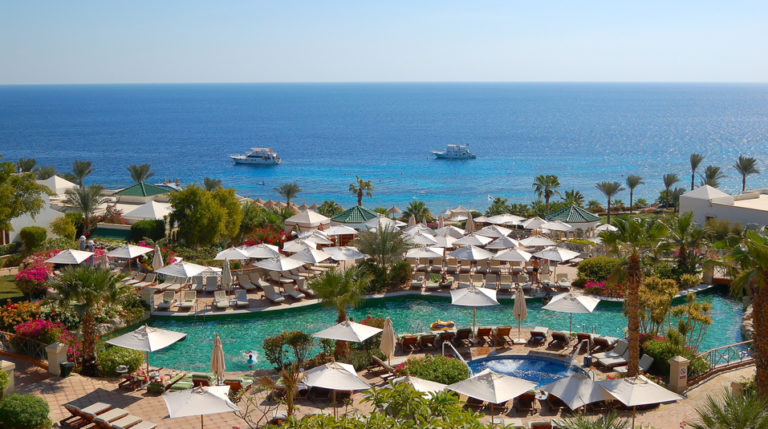 Hotel in Ägypten mit Blick auf das Rote Meer