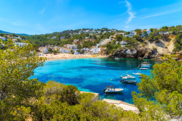 Aussicht auf eine Bucht auf der Insel Ibiza