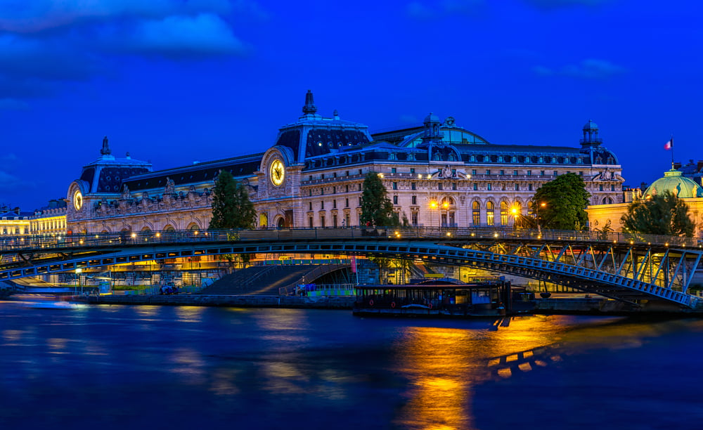 Musée d'Orsay in Paris bei Nacht