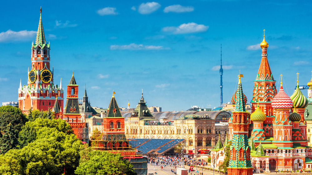 panoramablick auf den roten platz mit kreml und basilius kathedrale