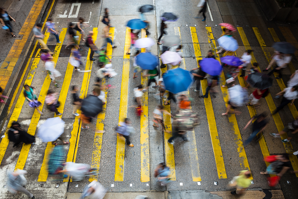 Fußgänger bei Regen in Hongkong