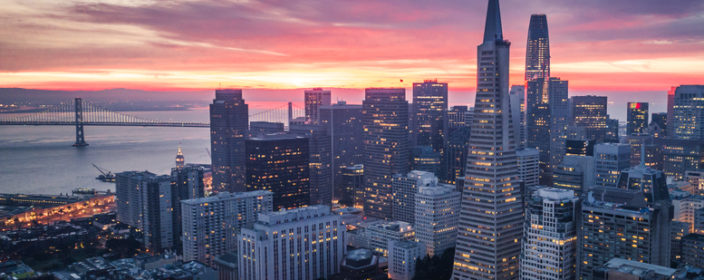 Die Skyline von San Francisco am Abend