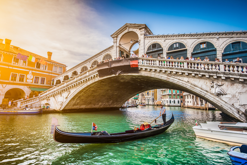 Blick auf die Rialtobrücke in Venedig