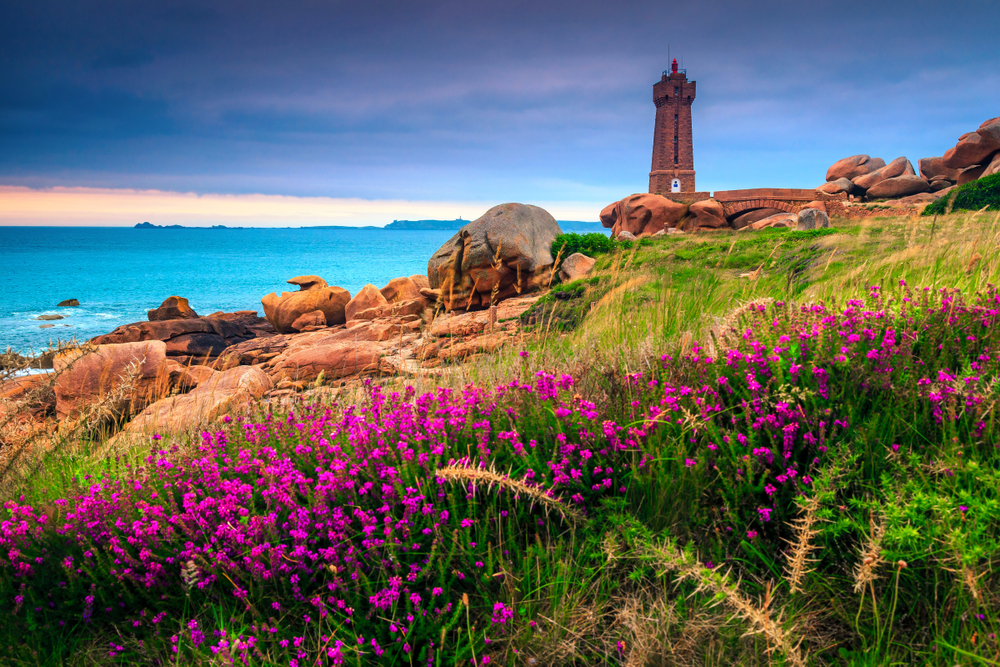 Küstenlandschaft mit Leuchtturm, Bretagne