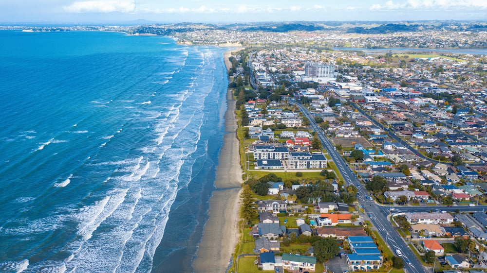 Luftaufnahme vom Orewa Beach nahe Auckland