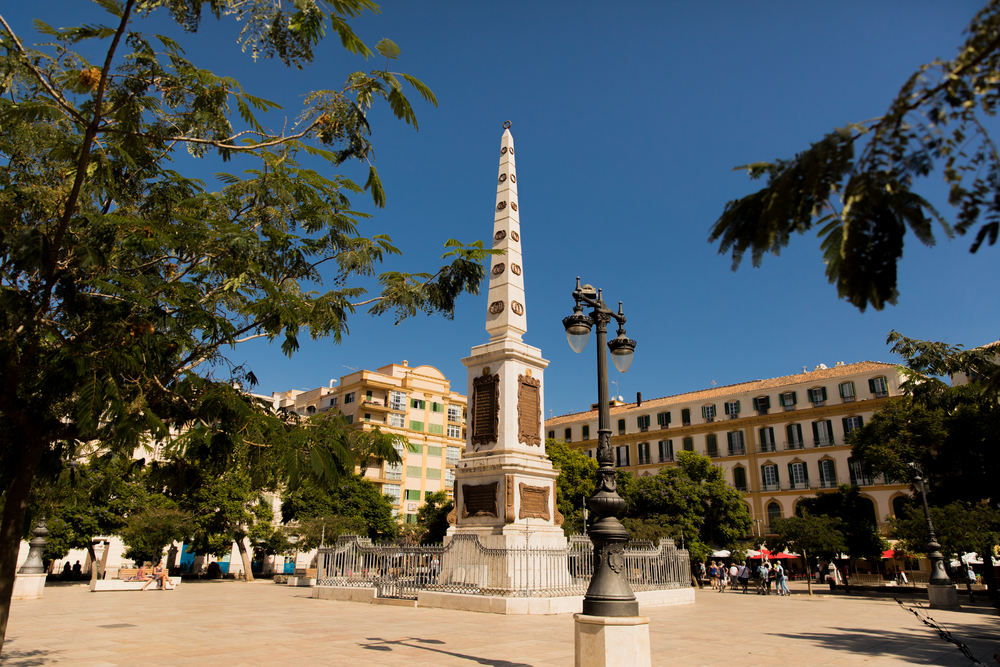 Im Mittelpunkt der Obelisk am Plaza de la Merced, Malaga