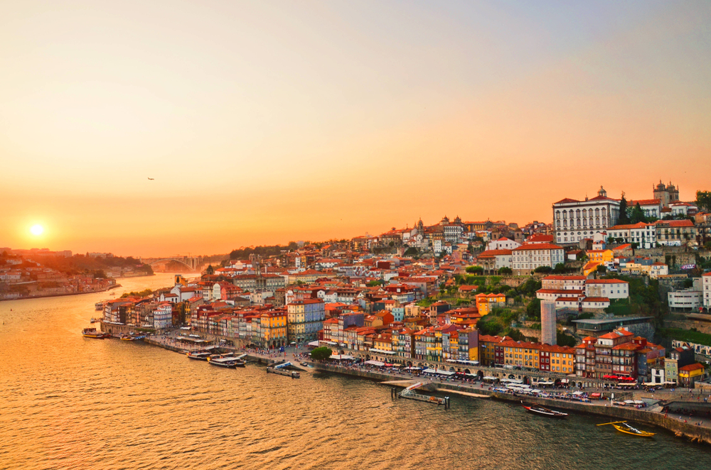 Sonnenuntergang über dem Douro in Porto