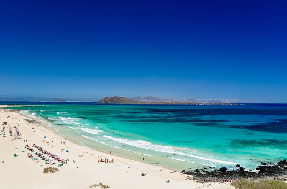 Aussicht auf den Strand in Corralejo und die Insel Isla de Lobos, Fuerteventura