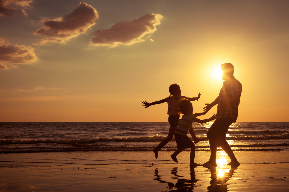Familie an einem Strand auf Teneriffa