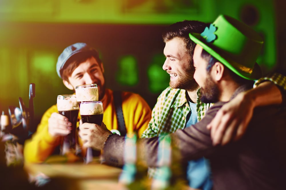 Freunde im Pub trinken dunkles Guiness Bier